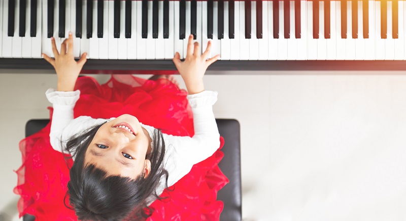 niña-estudiando-piano-en-las-clases-de-piano